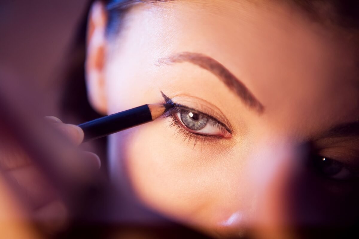 How to Apply Eyeliner