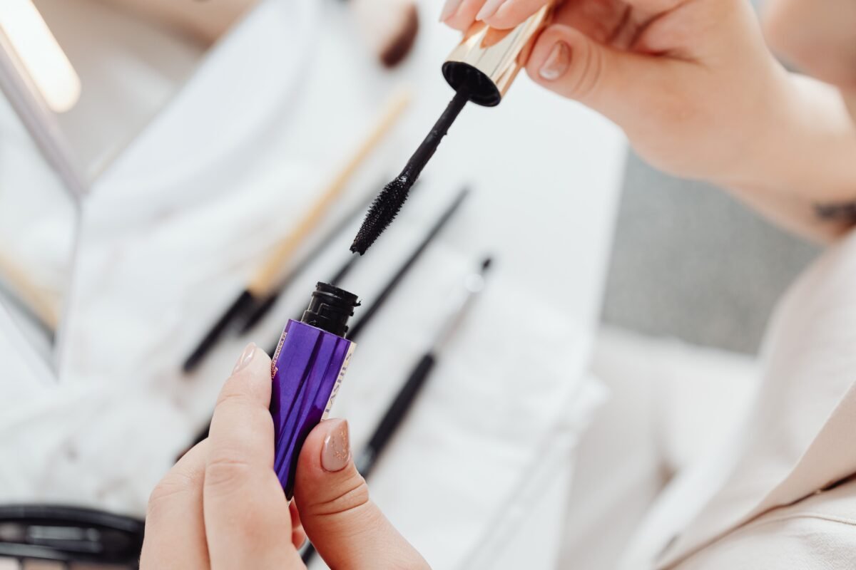 Tubing mascara and tubular mascara
