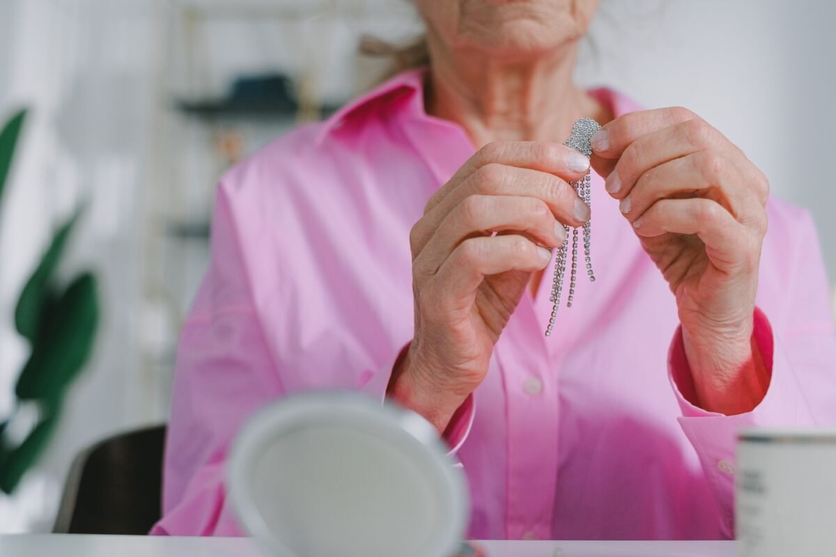 How to Clean Silver Jewelry Safely: Easy Methods and Tarnish Prevention