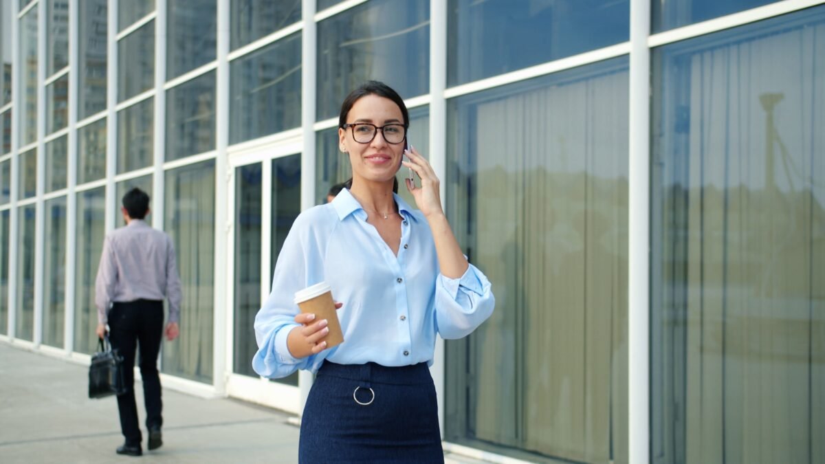 What Is Business Casual Woman? 5 Worst Mistakes to Avoid